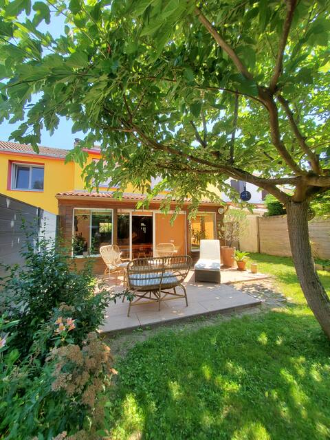Quiet Bouguenaisian house