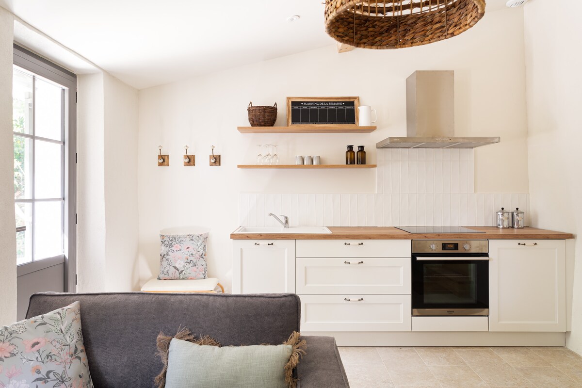 Მისაღები ოთახი მინი-სამზარეულოთი, გასაშლელი დივანი