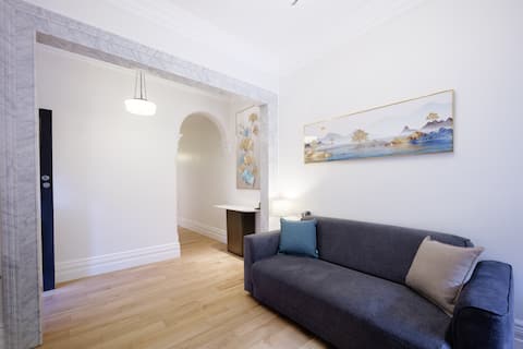 Popular Airbnb listing: Cosy Federation Apartment Kirribilli 2 Bedroom #1 in Kirribilli