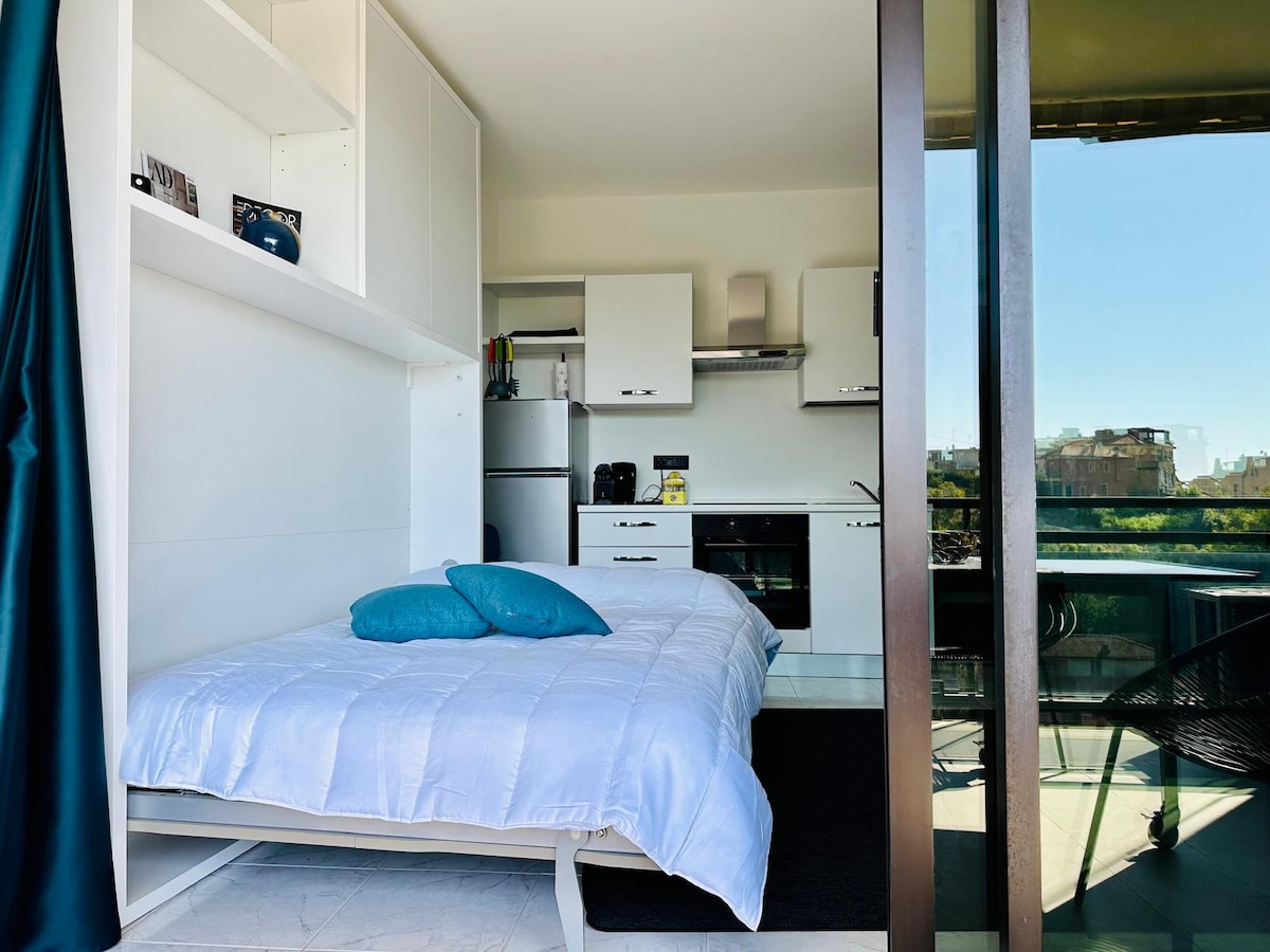 Questa elegante parete si trasforma in un letto matrimoniale dotato di un materasso alto 18 cm: una soluzione comoda e funzionale, ideale per due persone.