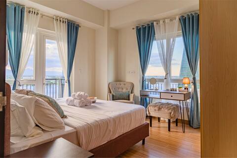 NEW Spacious Condo w/ Sunset View, Pool, Fast WiFi