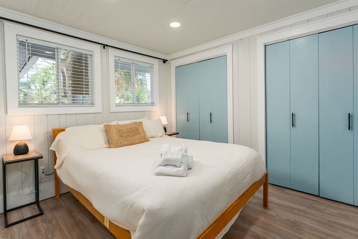 Cama tamaño queen en la habitación de arriba, el televisor roku está disponible para ver el lado derecho de la imagen.