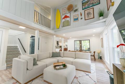 Fun Beach Home + 2 Golf Carts + Screened-in Porch