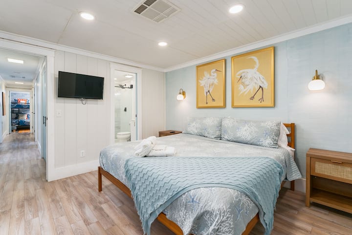 Otro ángulo de la habitación principal en la planta superior con TV roku inteligente, así como el baño completo