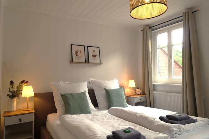 Chambre 2 avec lit king size et espace de travail