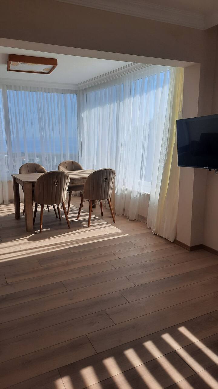 Sala de estar no 2º andar, vista da cozinha