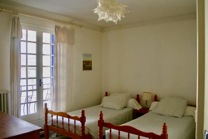 Segundo dormitorio con dos camas individuales.
Zona de lavabo en la esquina