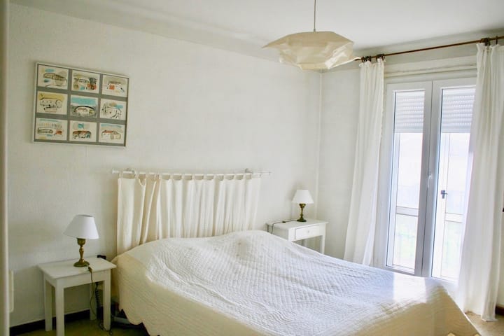 Habitación principal con cama doble, aire acondicionado.
Cama eléctrica (elevable hacia arriba y hacia abajo)
Lavabo en la esquina.