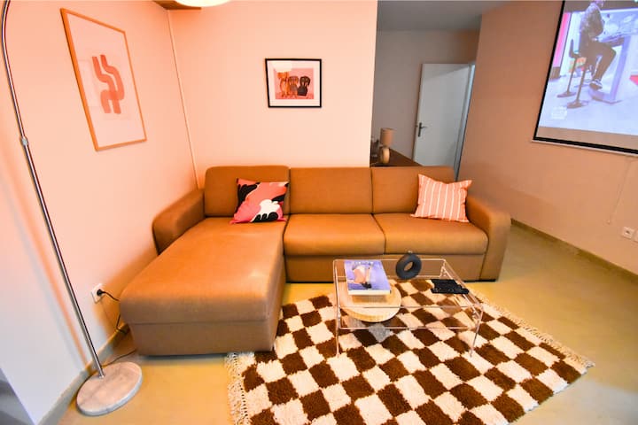 Во нашата дневна соба има простран аголен кауч, совршен за опуштање или угостување пријатели. Удобноста и стилот се среќаваат во овој удобен простор.