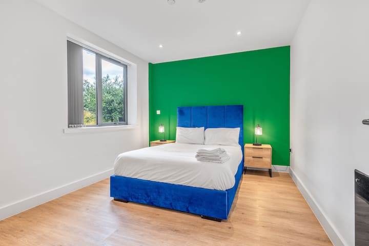 გაატარეთ მშვიდი ღამეები ამ სტილგამჭრელ საძინებელში, რომელიც კერძო სივრცით, კომფორტითა და ოდნავ ლუქს‑კლასის ელფერით გამოირჩევა.