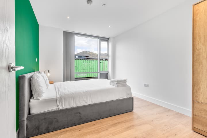 მშვიდი და მოსახერხებელი საძინებელი, რომელიც მორთულია რბილი ტონებითა და კომფორტული თეთრეულით, მშვიდი ძილისთვის იდეალურია.