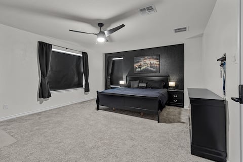 Top Airbnb: Newer Home with Smart Features! in I 10 East Corridor