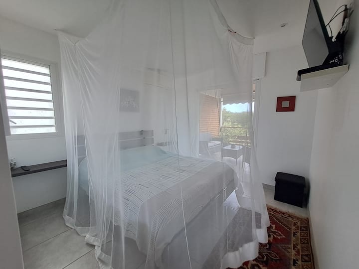 Chambre climatisée dans la suite parentale donnant sur la terrasse extérieure