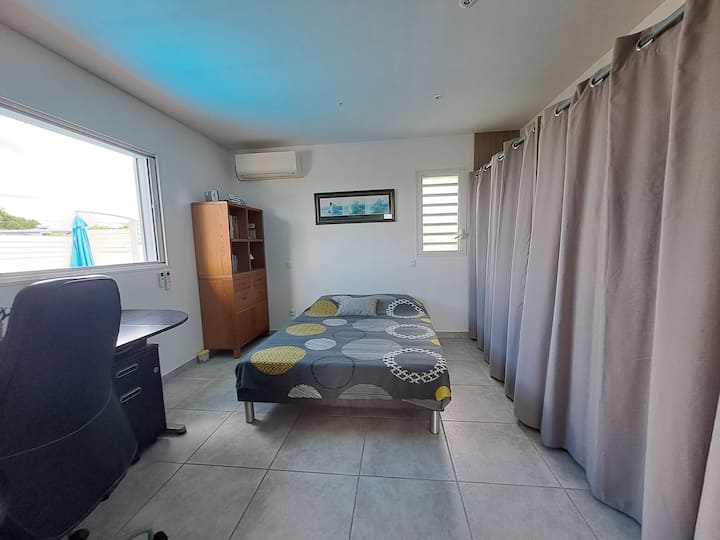 Deuxième chambre climatisée avec lit double