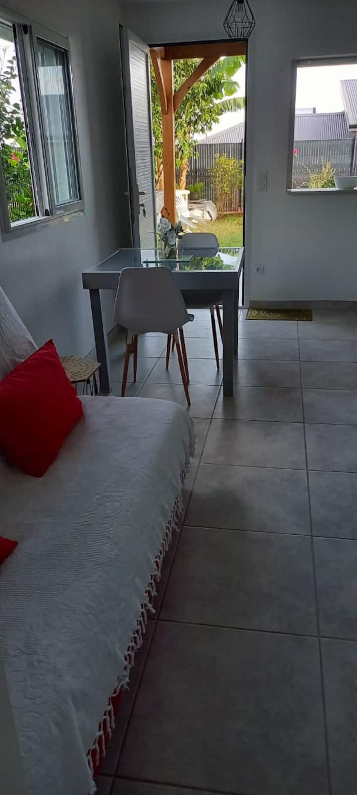 Salon, cuisine et terrasse du T2 situé au RDC