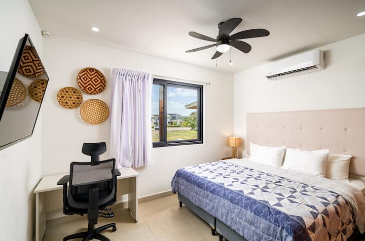 מיטת קינג סייז חדר שינה ראשי עם שולחן מחשב וכיסא משרדי