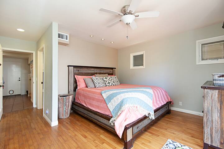 Steps to Beach & Dining – N Mission/Pacific Beach gallery image 5