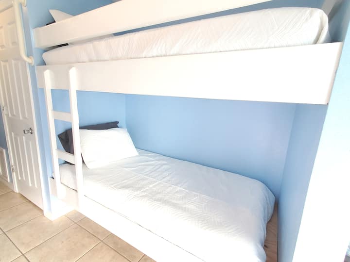 מיטות קומתיים במסדרון