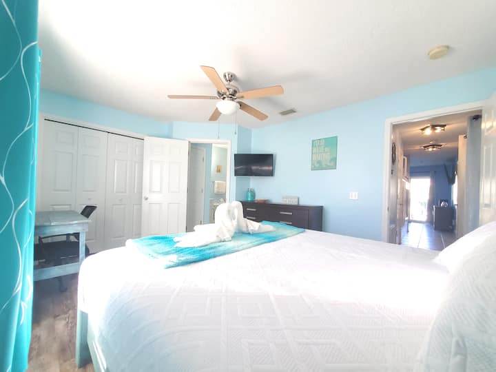 חדר שינה פרטי בנכס המושכר.  מזרן קצף בגודל קינג סייז עם רכות קשיחה בינונית.  שולחן עבודה/הכנה כולל מראה וכיסא גלגלים. טלוויזיה חכמה 32 אינץ', ארון עם שירותי חוף ועריסה ניידת ועוד.