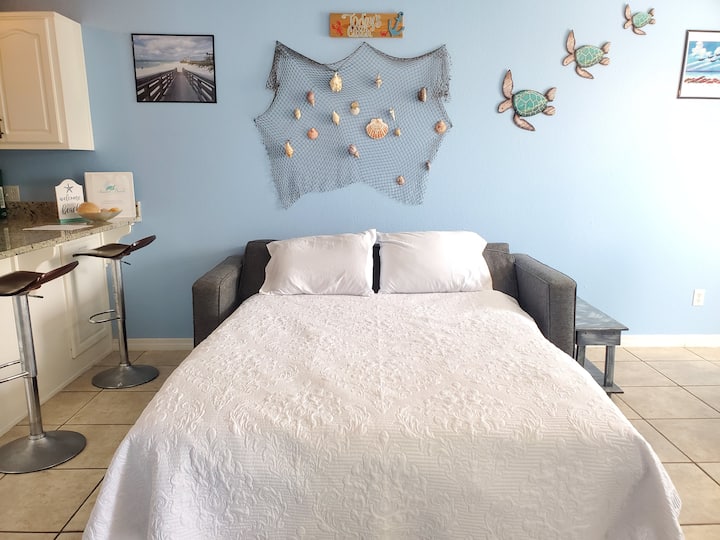 משכו את הספה הנפתחת בסלון.  מיטת קווין סייז, קצף זיכרון.