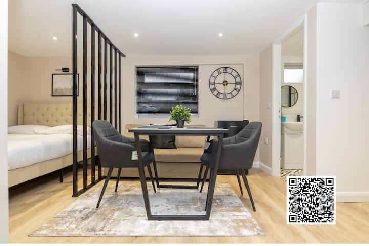 Modern Studio Apart Large Garden - Stoke-on-Trent