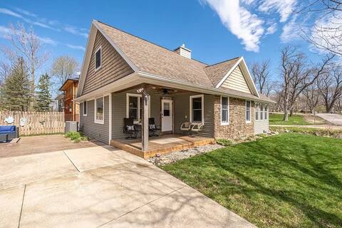 West Lake Escape! Spacious Home 1 Block From Lake!