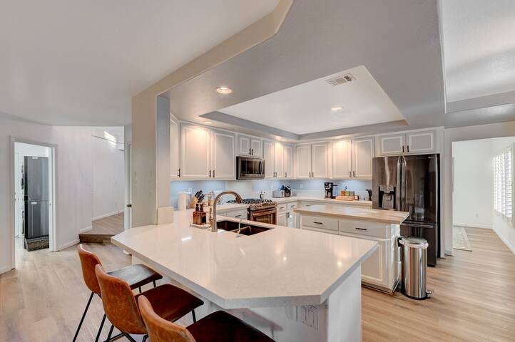 Gorgeous 6BR w/King beds, Pool & Spa, Games gallery image 5