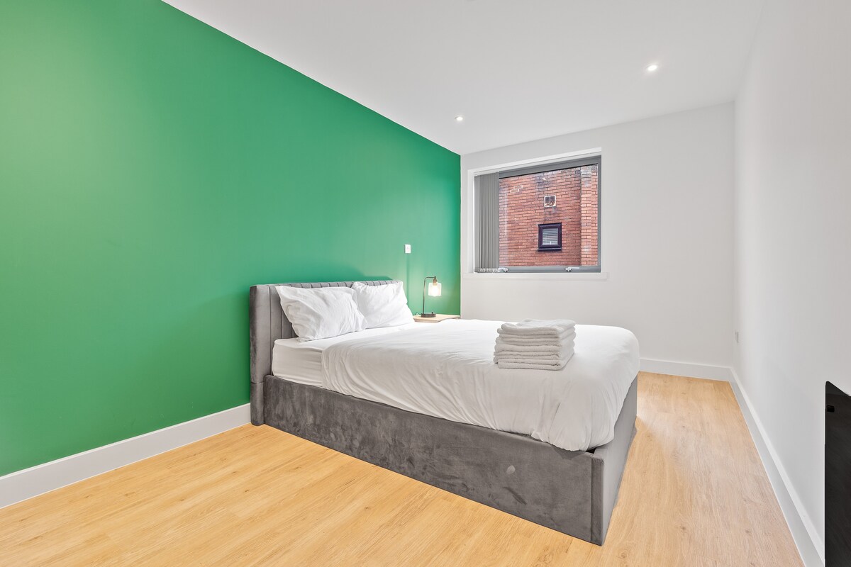 طبقات مريحة، وإضاءة دافئة، ومساحة تبعث على الهدوء التام