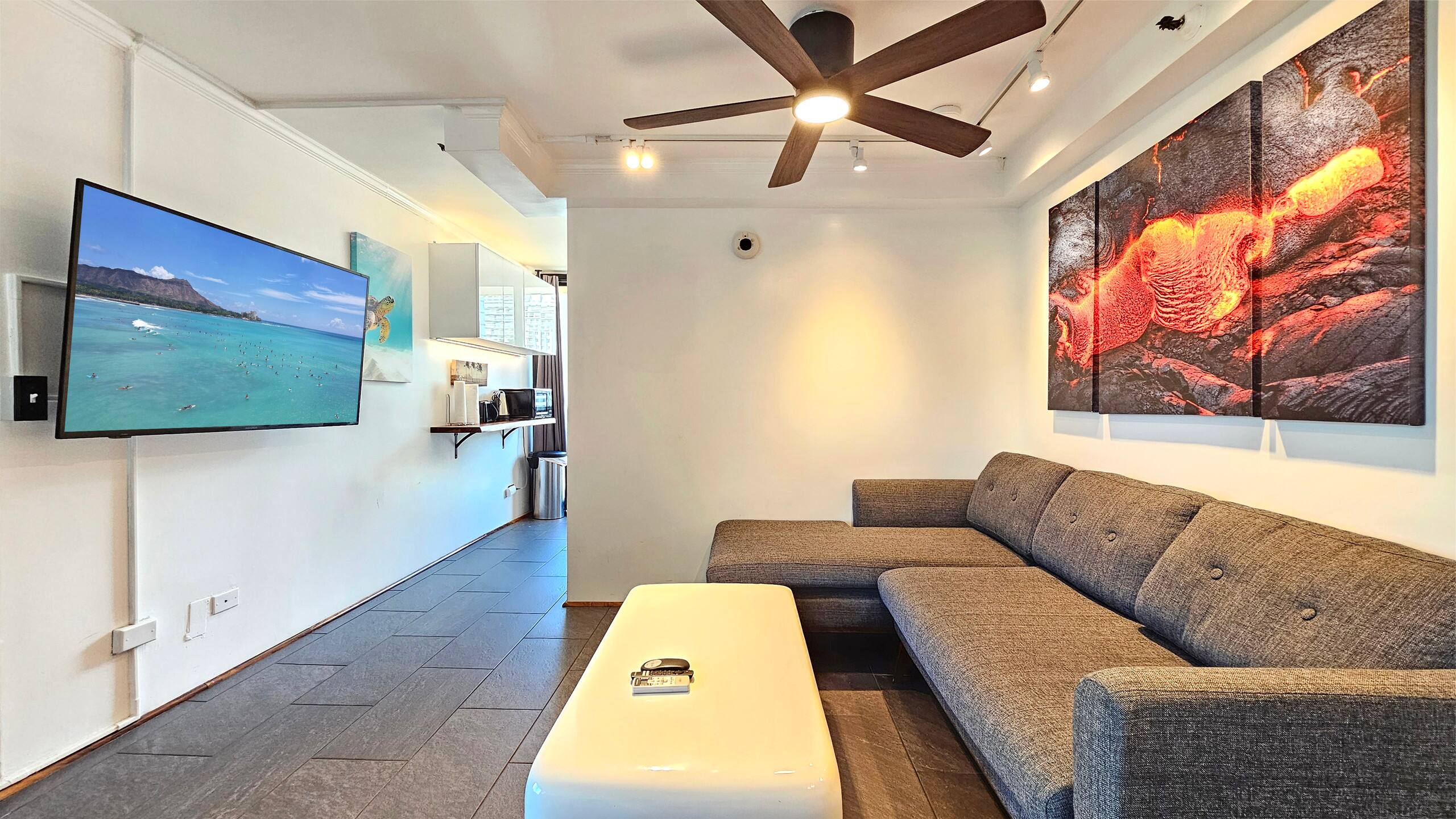 BMB 610 – Modern Boutique Near Waikīkī Beach - Image 4