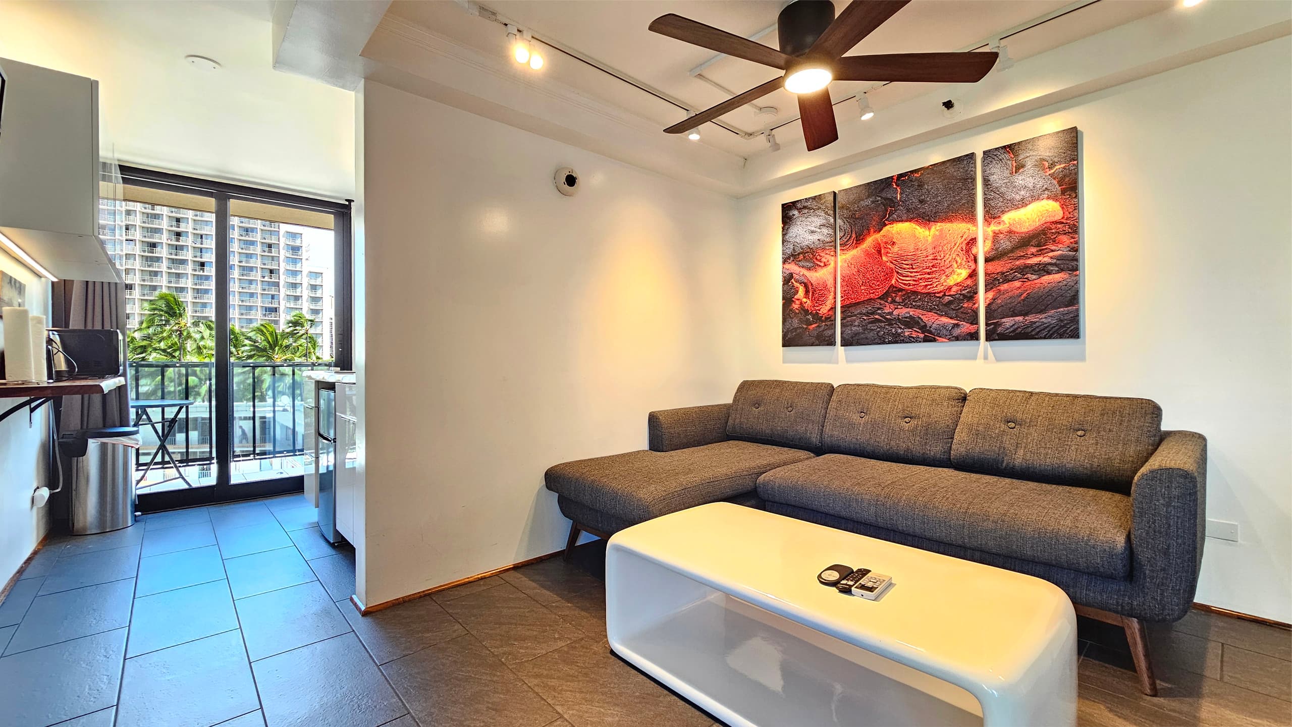BMB 610 – Modern Boutique Near Waikīkī Beach - Image 3