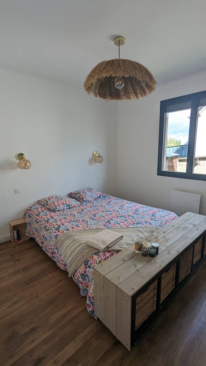 Основна спалня на приземния етаж, със самостоятелна баня