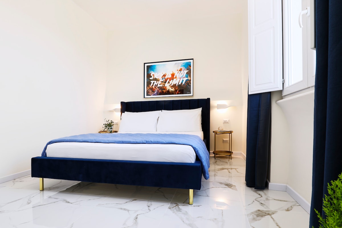 双人房采用现代设计、深色窗帘和空调：非常适合在翻新的顶层公寓安静休息。