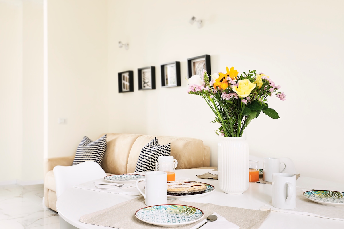 明亮的用餐区，配有4–6人的桌子，非常适合家庭和团体入住，距离地铁B Basilica San Paolo仅几分钟路程。