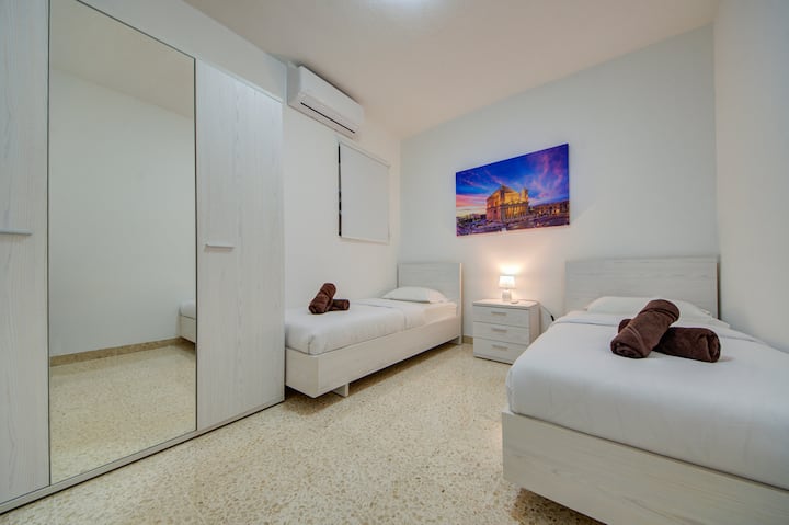 חדר שינה עם מזגן וארון בגדים עם מראה