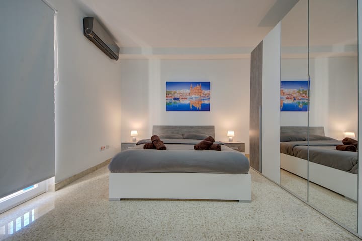 חדר שינה מרווח עם מיזוג אוויר