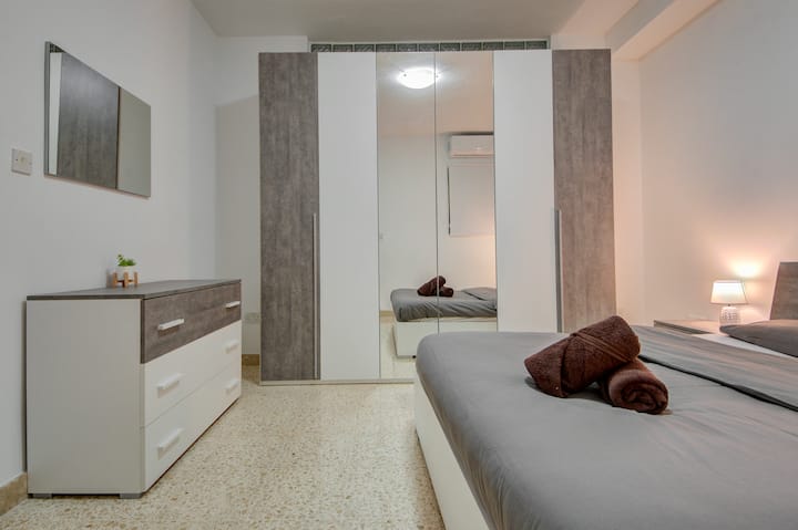 חדר שינה מרווח עם מלתחה גדולה עם מראה