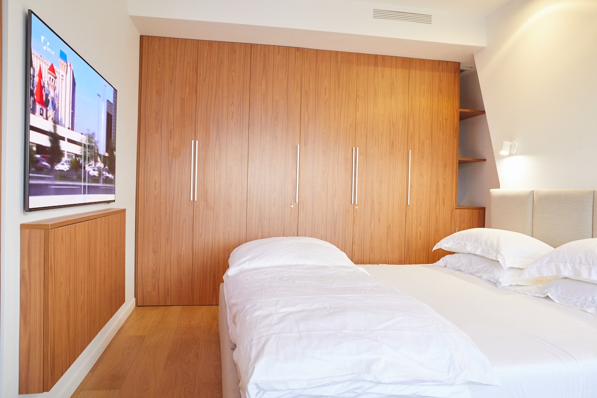 מיטת קינג סייז (180 ס"מ*200 ס"מ) עם מצעים ומגבות יוקרתיים מכותנה מצרית Tielle. 2 שמיכות פוך. 4 כריות.