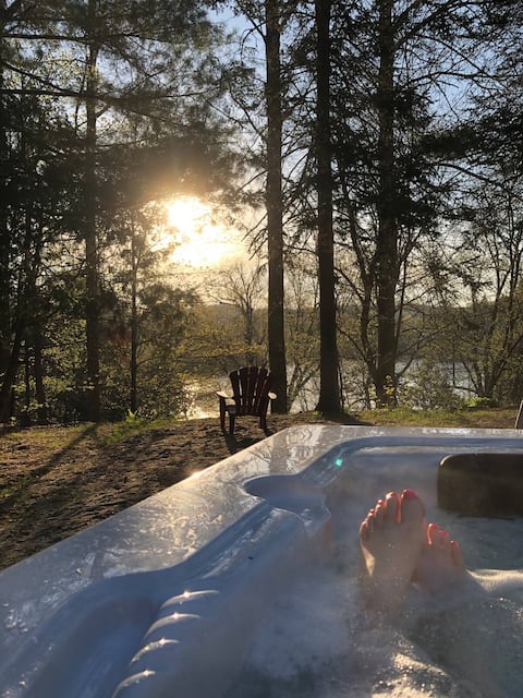 Le Chickadee | Cozy Fall, Hot Tub, Firepit, River