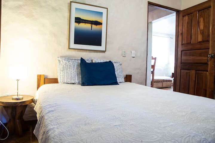 האווירה השקטה בחדר השינה הזה מבטיחה שנת לילה נינוחה, מה שהופך אותו למושלם לזוג או לנוסע יחיד.
