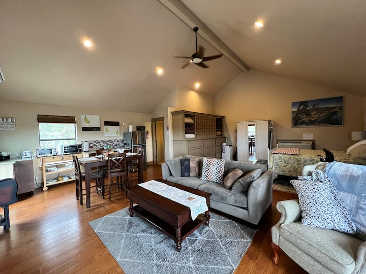 Dnevni boravak od ulaznih vrata, kupaonica se nalazi u gornjem lijevom kutu