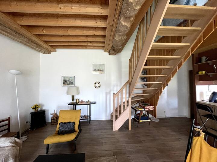 Дневна соба со скали на горниот кат