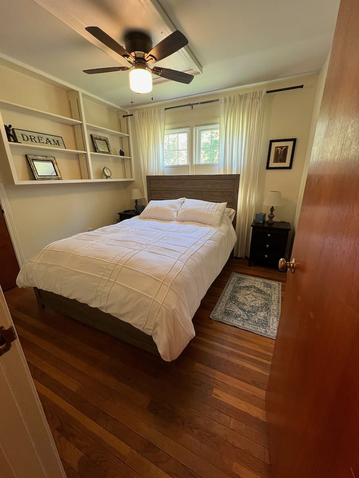 Cama tamaño queen. Ventilador de techo, aire acondicionado central/habitación climatizada con mesitas de noche, lámparas, armario completo, TV inteligente y carrito de equipaje.