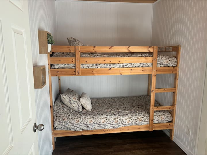 חדר עליון עם מיטות קומתיים 