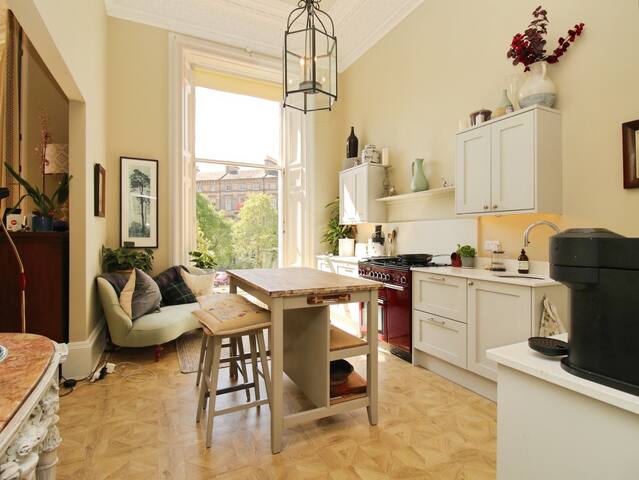 Edinburgh City Centre apartment gallery image 3