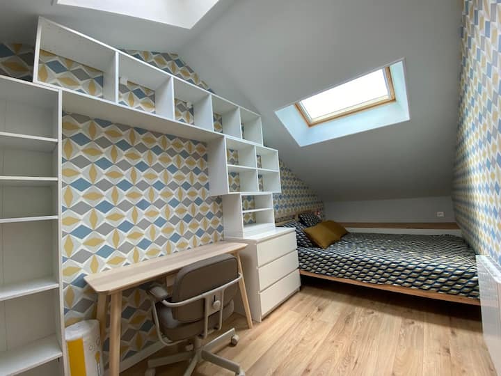 Chumba cha kulala kiko kwenye ghorofa ya pili ya nyumba, kina kitanda cha ukubwa wa malkia, sehemu ya kuhifadhi na dawati.