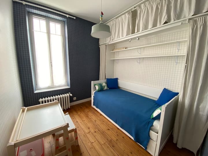 Chumba cha kulala chenye vitanda viwili vya mtu mmoja na hifadhi.