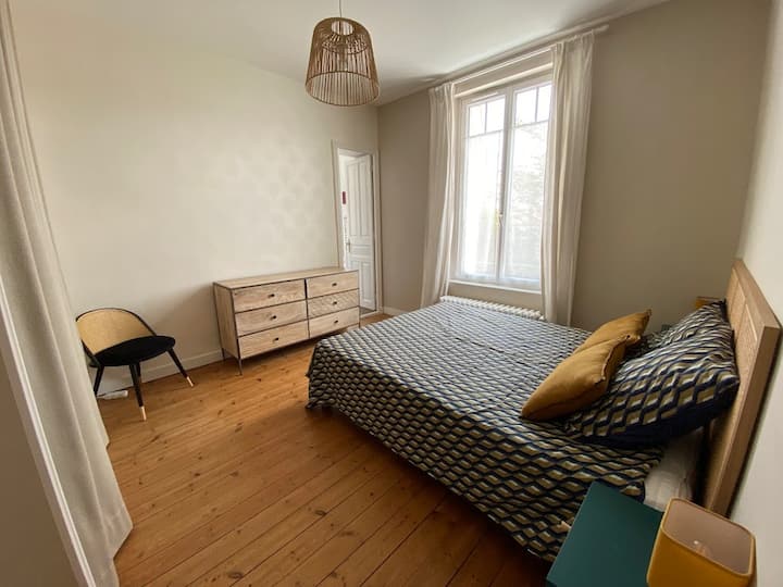 Chumba kikuu cha kulala chenye bafu na hifadhi.