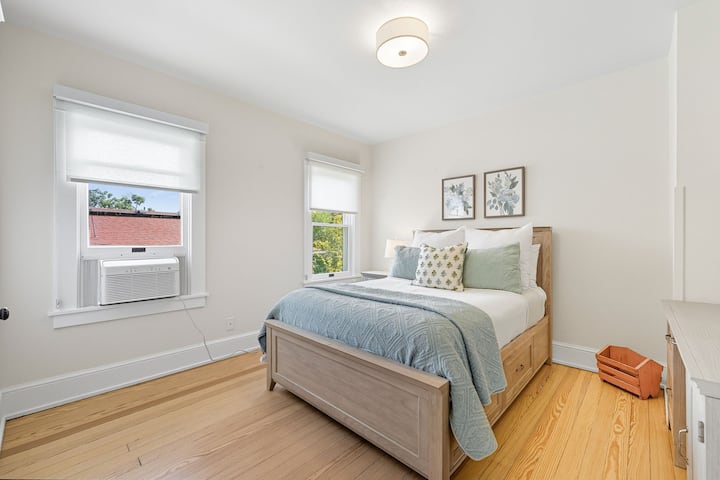 غرفة النوم الثالثة أيضًا في الطابق الثاني مع خزانة ملابس 