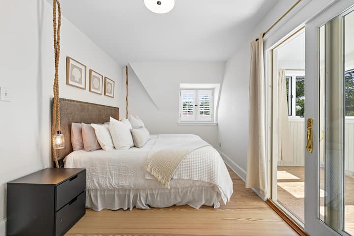 استيقظ في الجناح الرئيسي الواسع في الطابق الثاني وتوجه مباشرة إلى غرفة التشمس الخاصة بك والشرفة — مثالية لتناول القهوة الصباحية أو الاسترخاء المسائي.