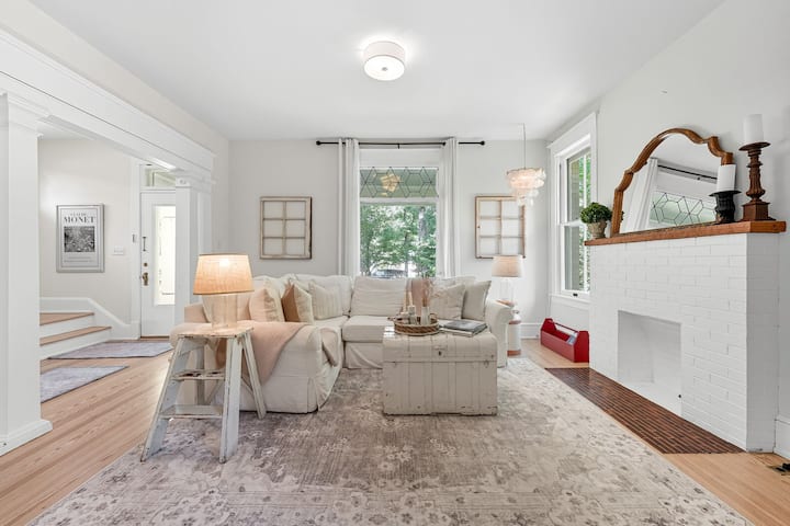 استمتع بالراحة في غرفة المعيشة المليئة بالشمس هذه التي تتميز بتفاصيل الزجاج الملون الأصلية ومدفأة بيضاء عصرية ومقعد قطاعي فخم مثالي للاسترخاء بعد يوم في بولدر.